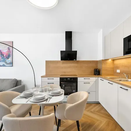 Bright Family For 6 - Ac & Private Parking 아파트