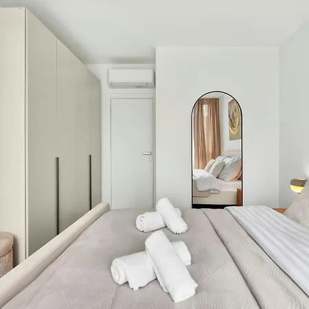 Bright Family For 6 - Ac & Private Parking 아파트 *